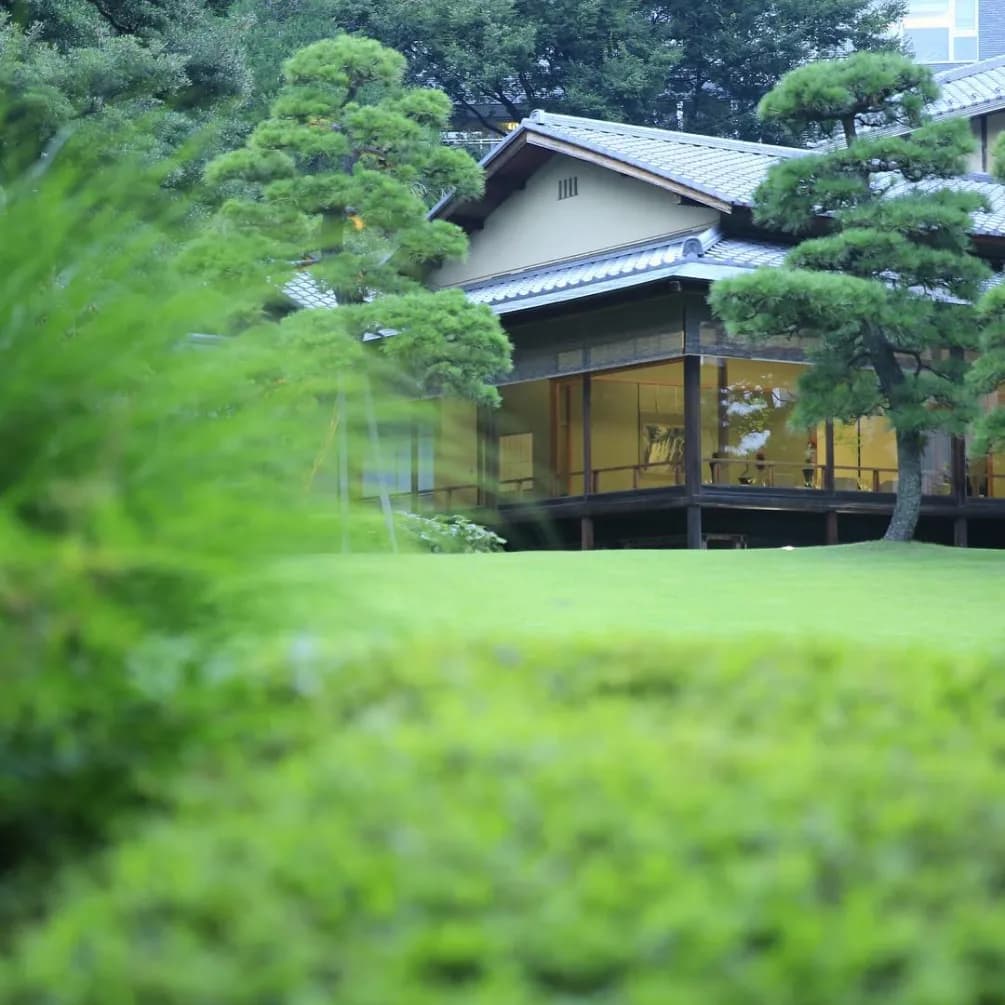 東京白金台の八芳園の日本庭園から見た壺中庵