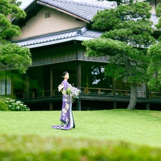 料亭壺中庵の日本庭園と紫の打掛を着た花嫁