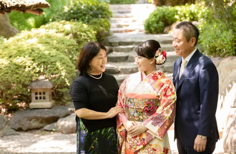 日本庭園で成人祝いの記念撮影