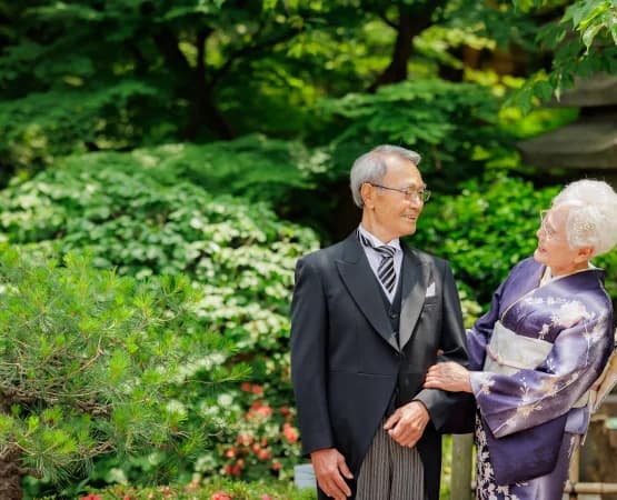 銀婚式を八芳園で行う老夫婦