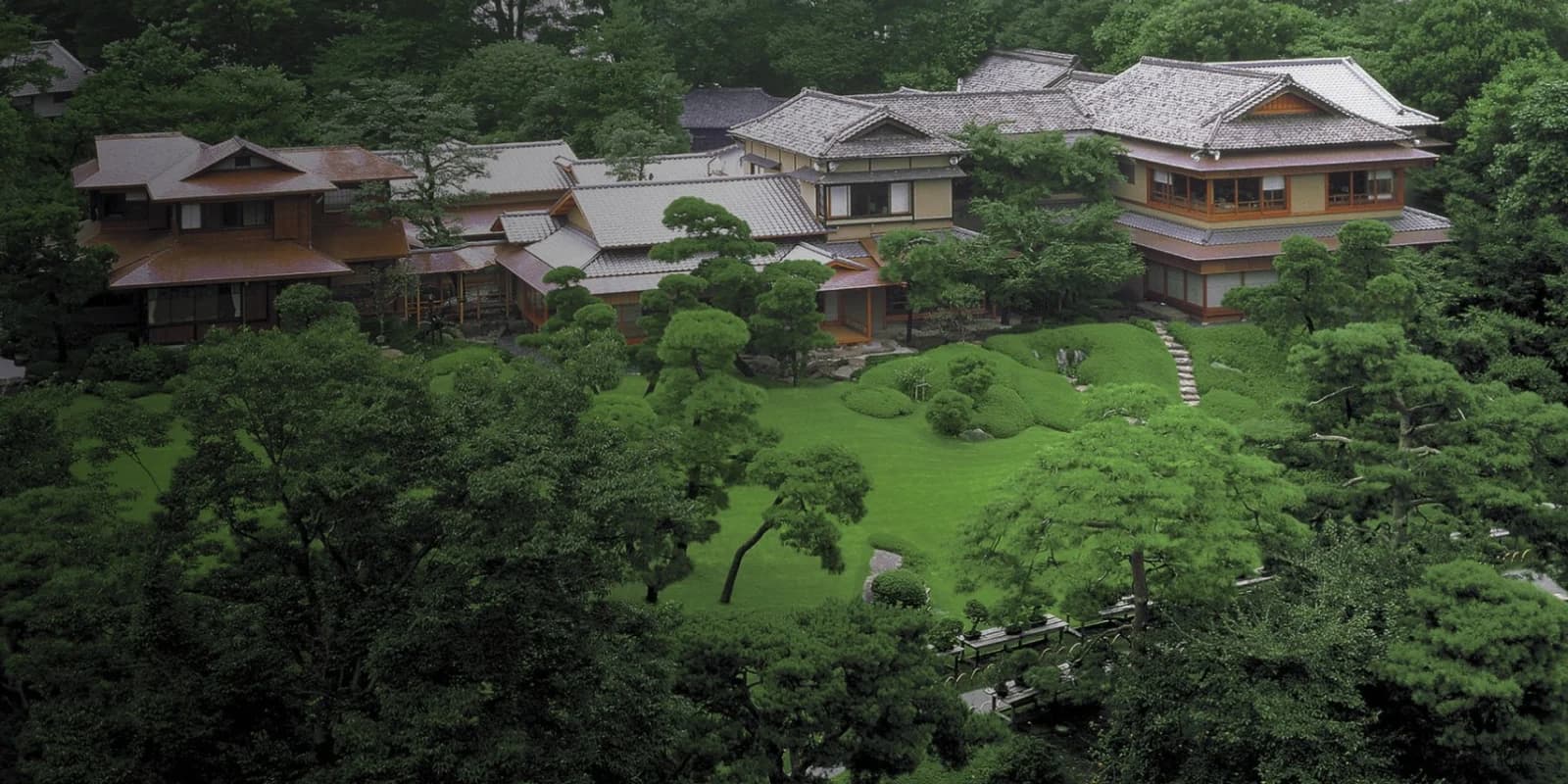 東京白金台にある八芳園の日本庭園から見渡せる料亭壺中庵