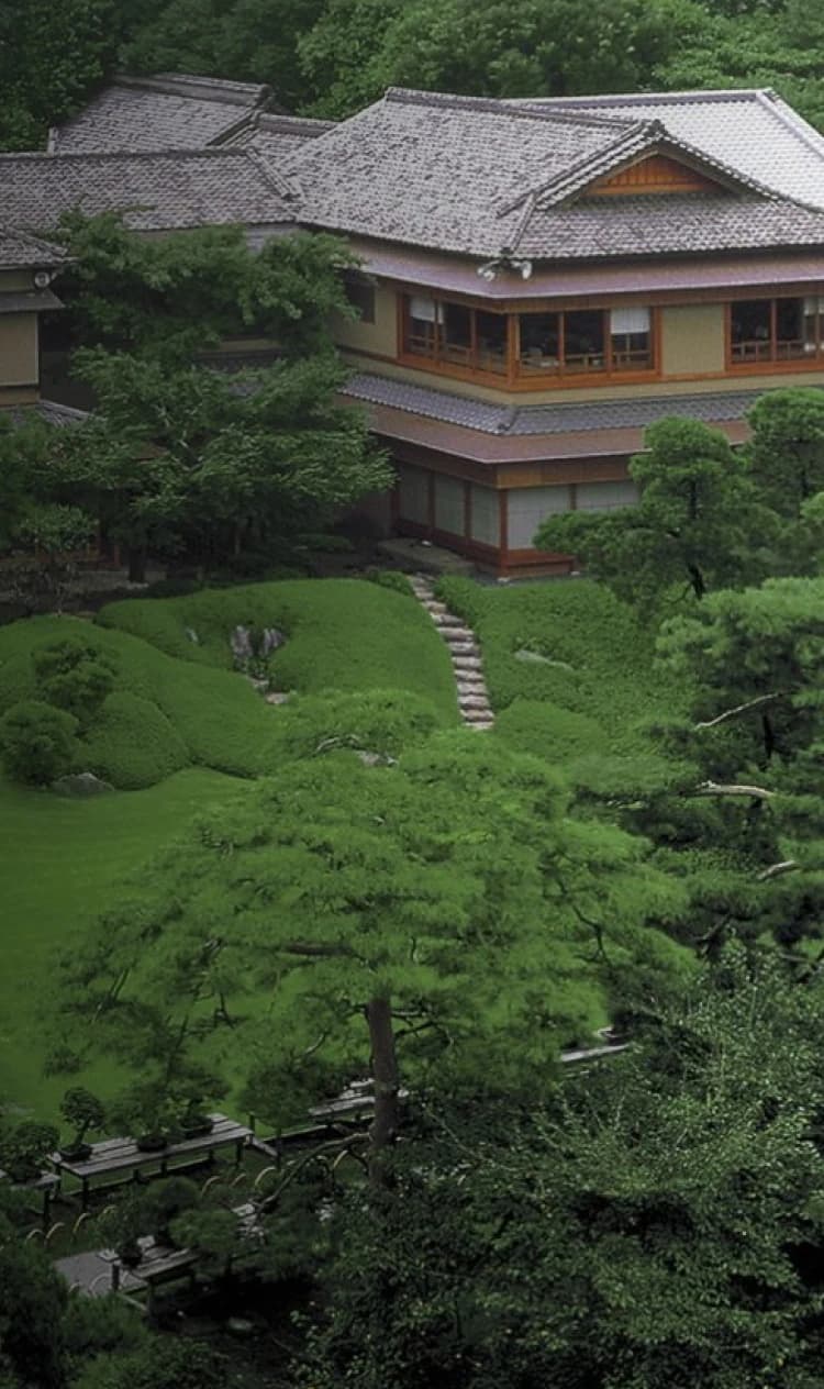 個室から日本庭園を望む料亭「壺中庵」｜八芳園 料亭「壺中庵 - KOCHUAN」