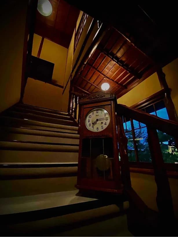 八芳園の料亭壺中庵の階段と置き時計