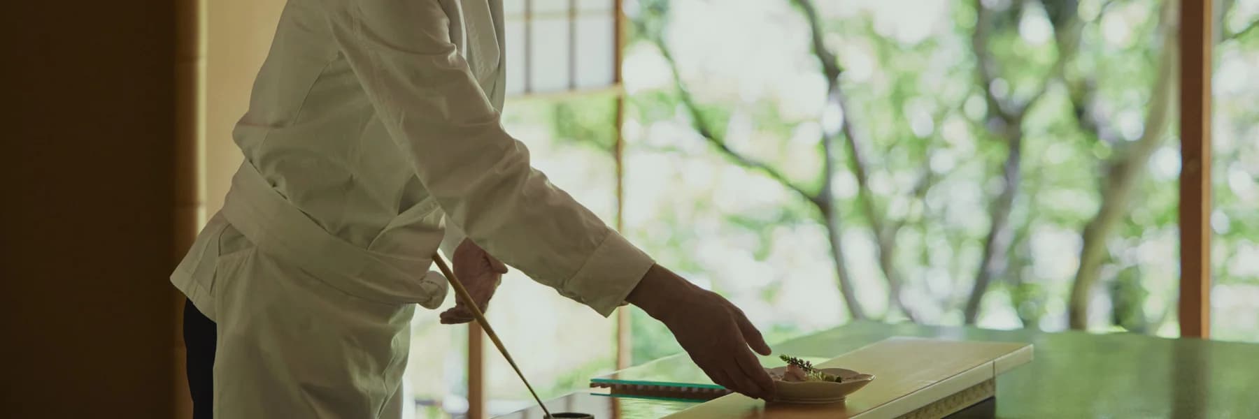 料亭壺中庵の料理人の手元