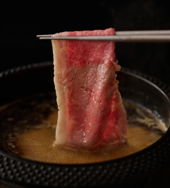 上質な牛脂を用いてお肉を直接焼いて調理する壺中庵の関西風すき焼き