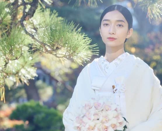 八芳園の日本庭園と和装の花嫁