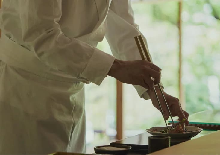 調理をしているシェフの手元