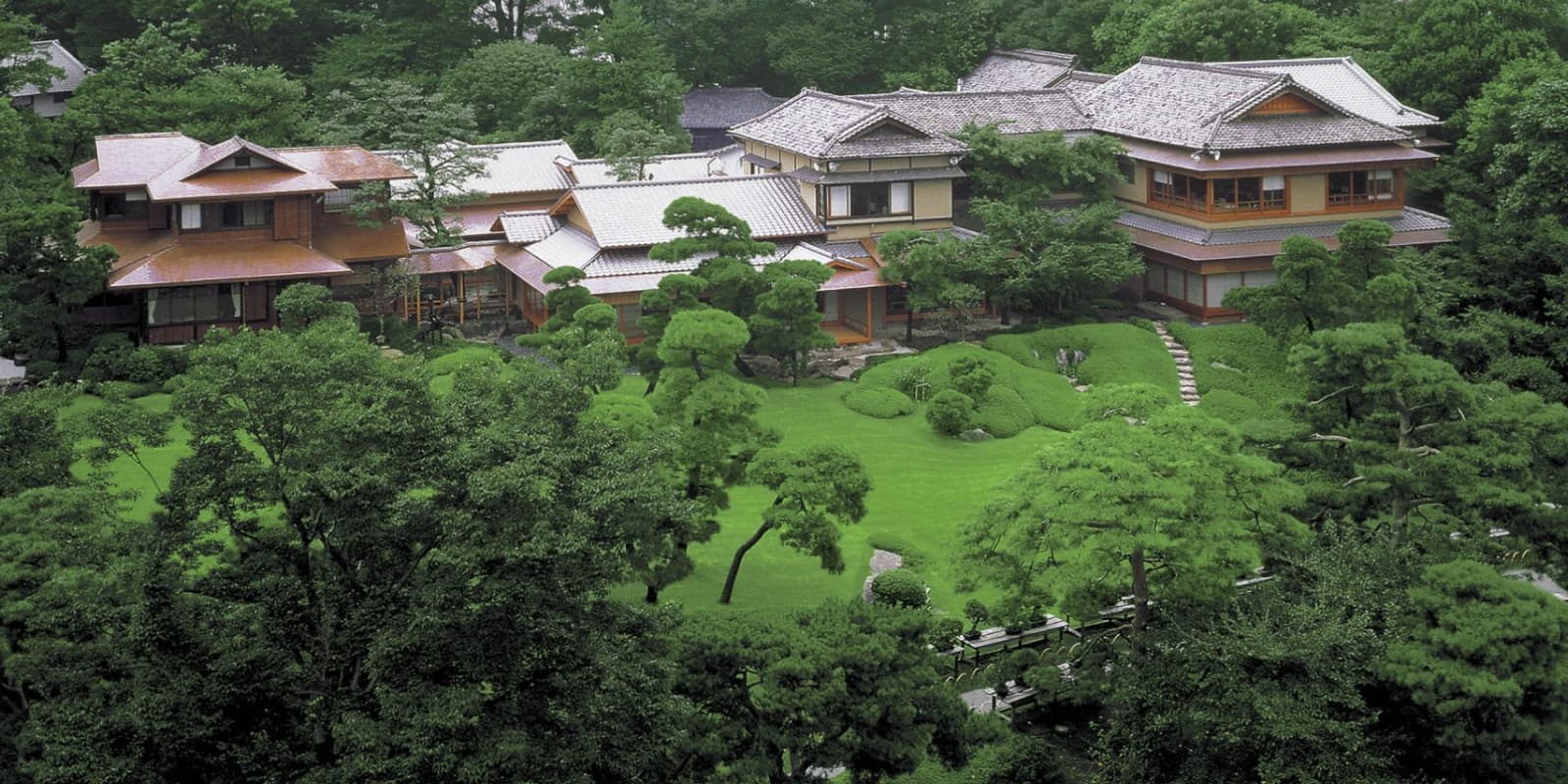 空から見下ろした八芳園料亭「壺中庵」