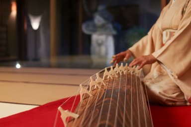 お琴の生演奏でお出迎え