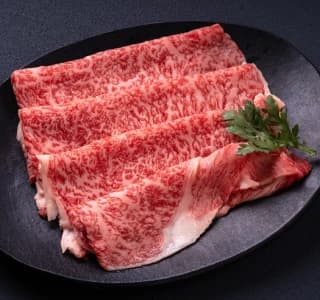 黒いお皿にのせた鳥取和牛オレイン55